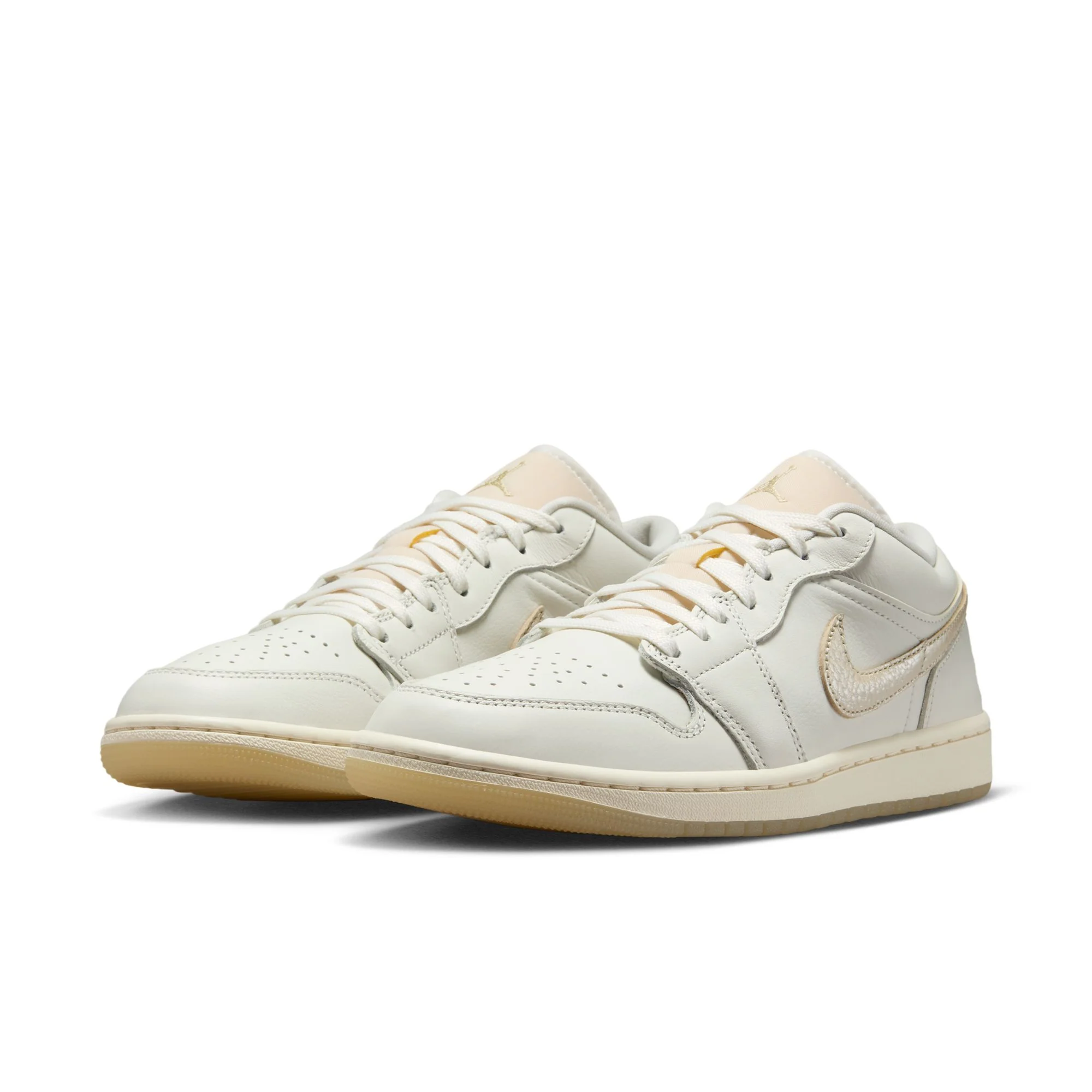 AIR JORDAN 1 LOW  סניקרס - Image 2