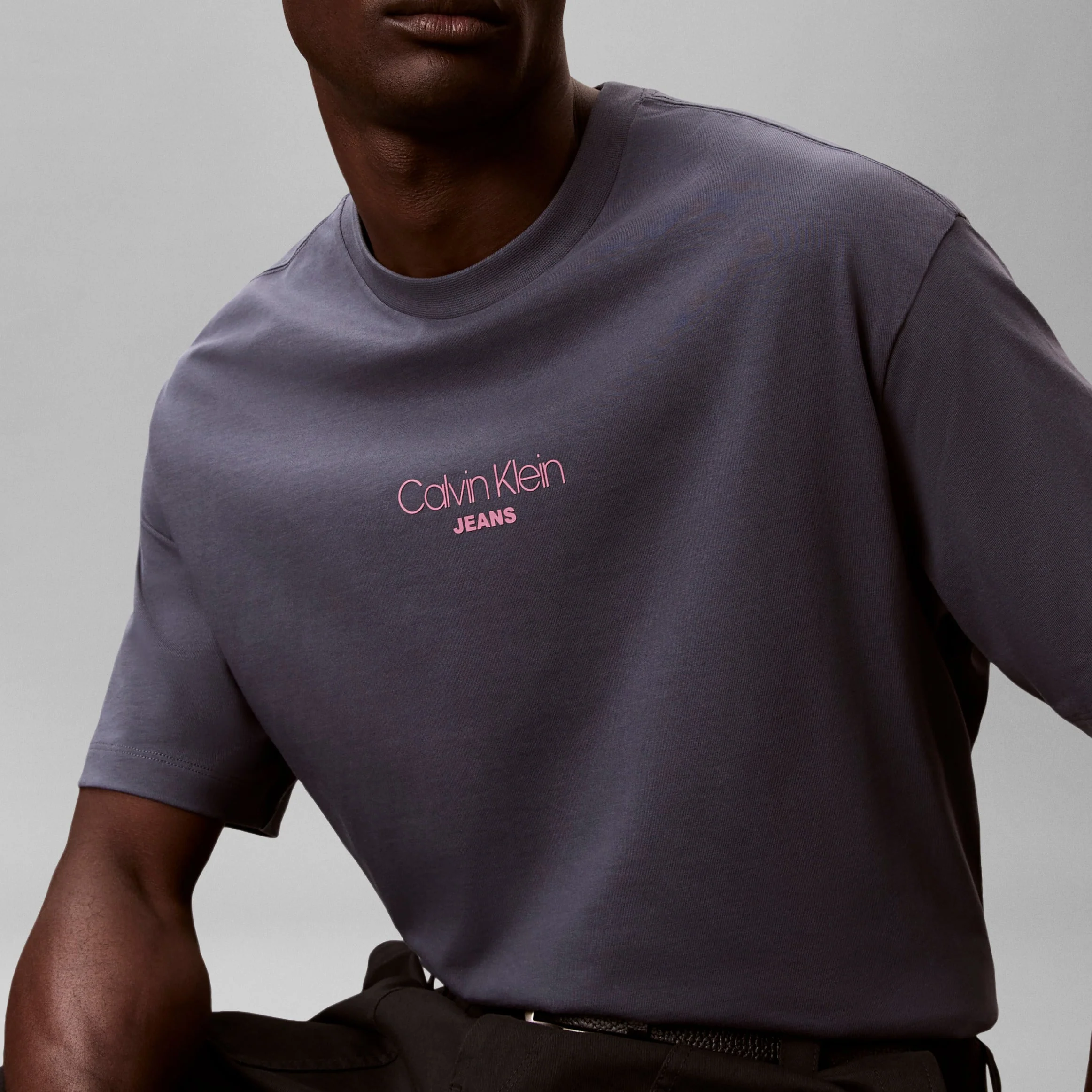 SS 16S RLXD FIT CKJ GRAPHIC TE טישרט - Image 6