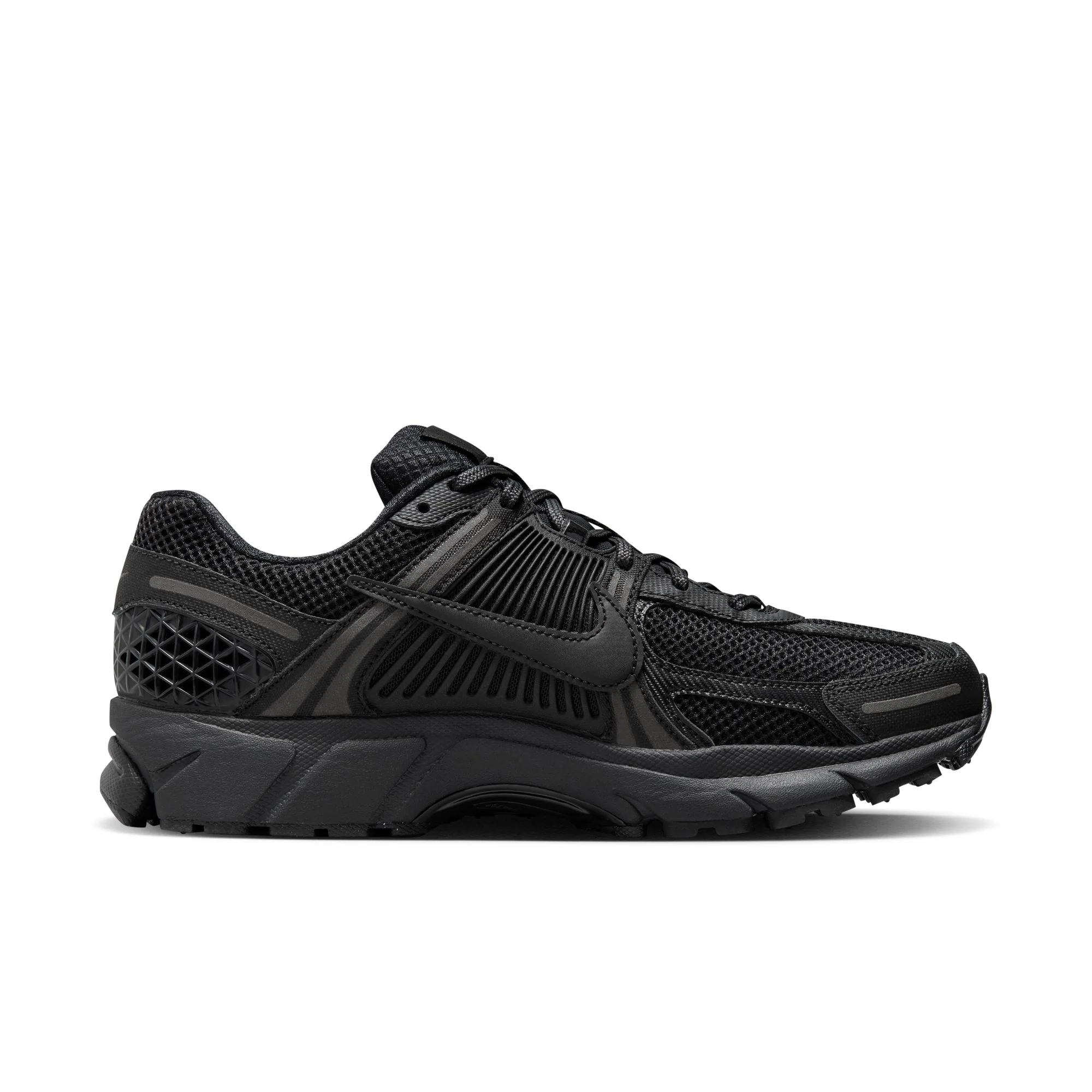 NIKE ZOOM VOMERO 5 סניקרס